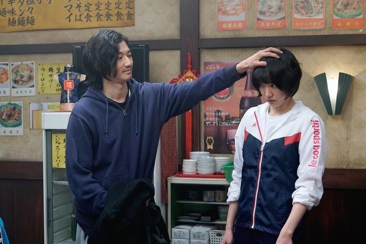 《混合双打。》曝新剧照 A太对gakki上演摸头杀_日本_电影网_1905.com