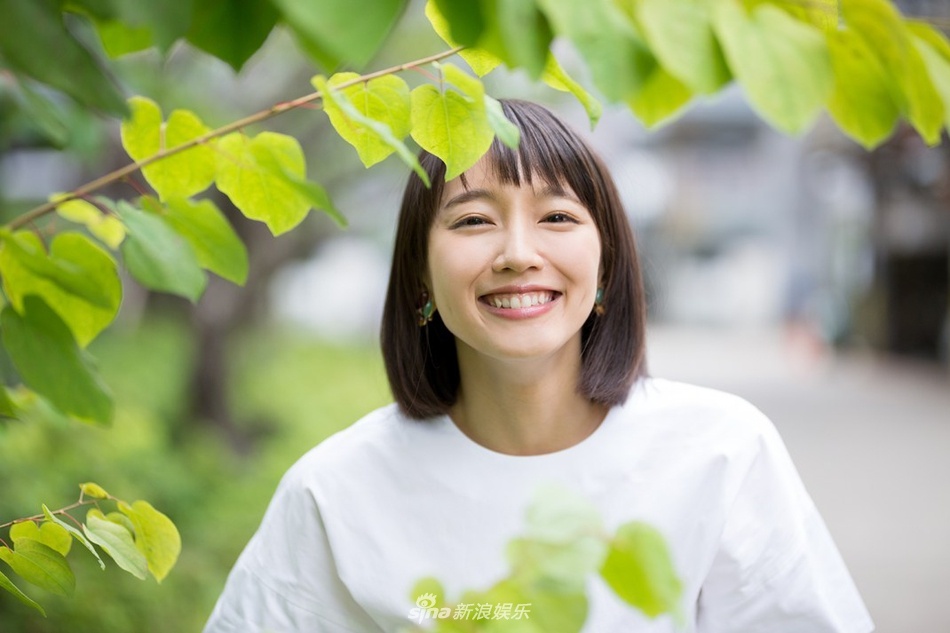 吉冈里帆拍写真亲近自然 笑容灿烂小清新范儿十足