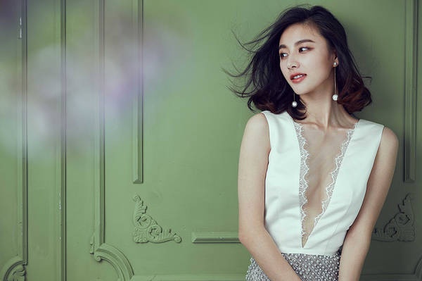 陈雅婷时尚写真曝光 曼妙身姿性感养眼