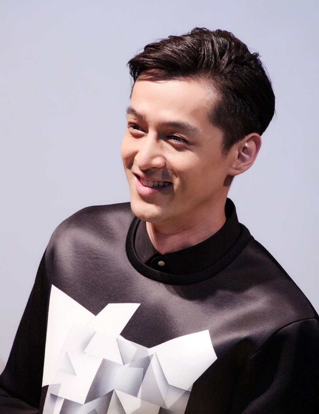 胡歌采访谈及感情问题 新剧《猎场》播出日期