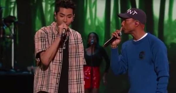 尴尬!双十一晚会吴亦凡唱歌的话筒竟然没声音