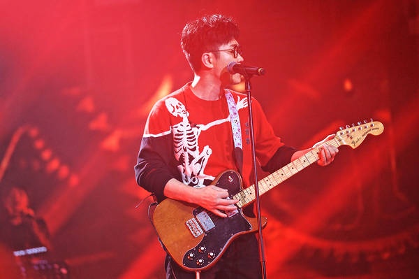 大鹏助阵赵英俊演唱会 电影主题曲三连唱嗨翻