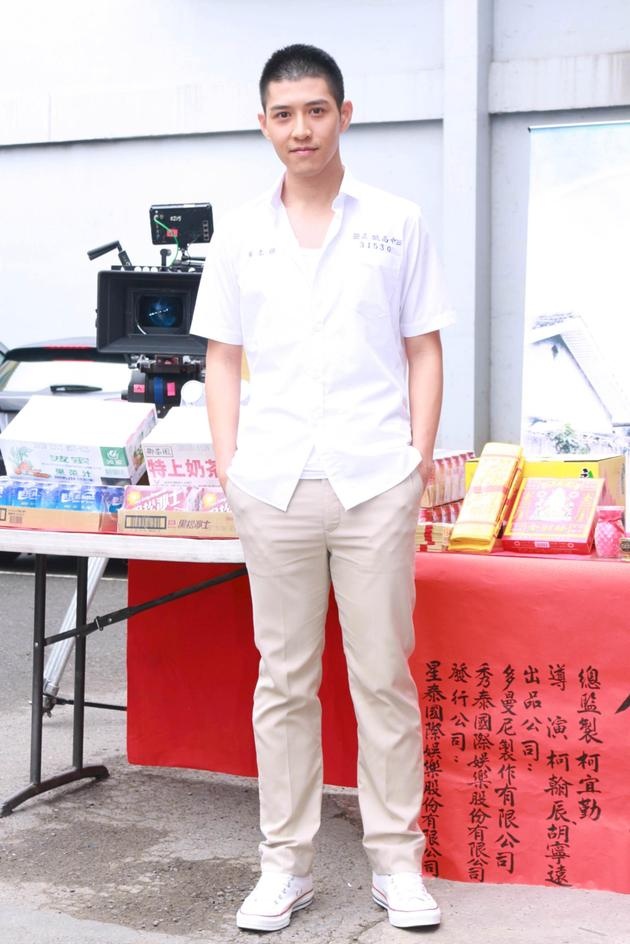 《斗鱼》电影版开镜毛弟挨拳 演大反派揣摩狠