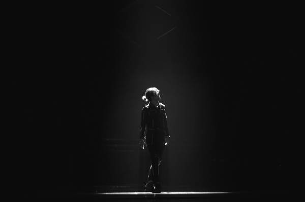 王一博文艺范儿亮相盛典 《极光漫步》大玩时