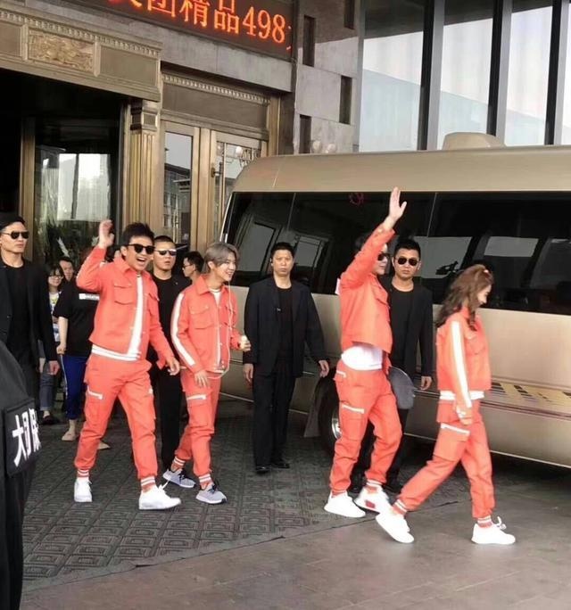 范丞丞确认录制跑男 路透照站C位给足范冰冰面