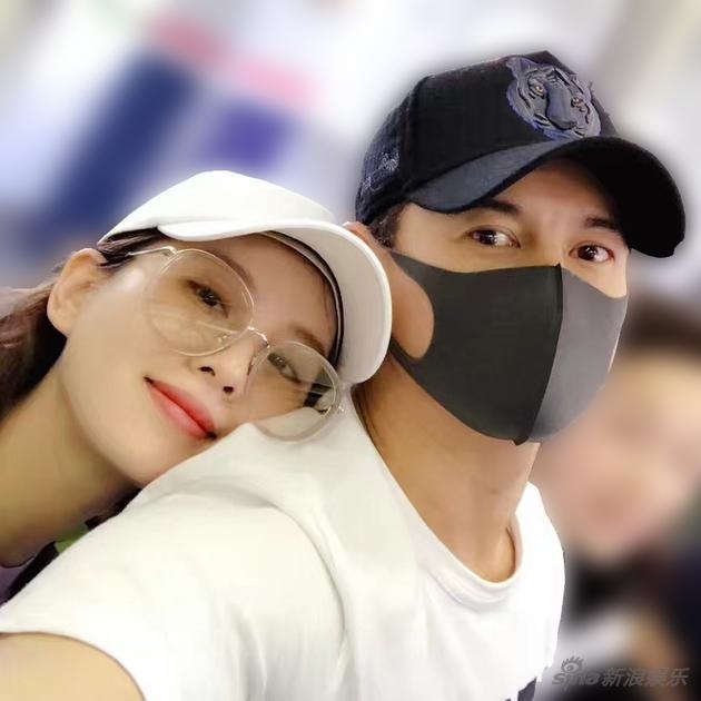 隆诗夫妇罕见自拍发糖!刘诗诗倚靠老公肩头超