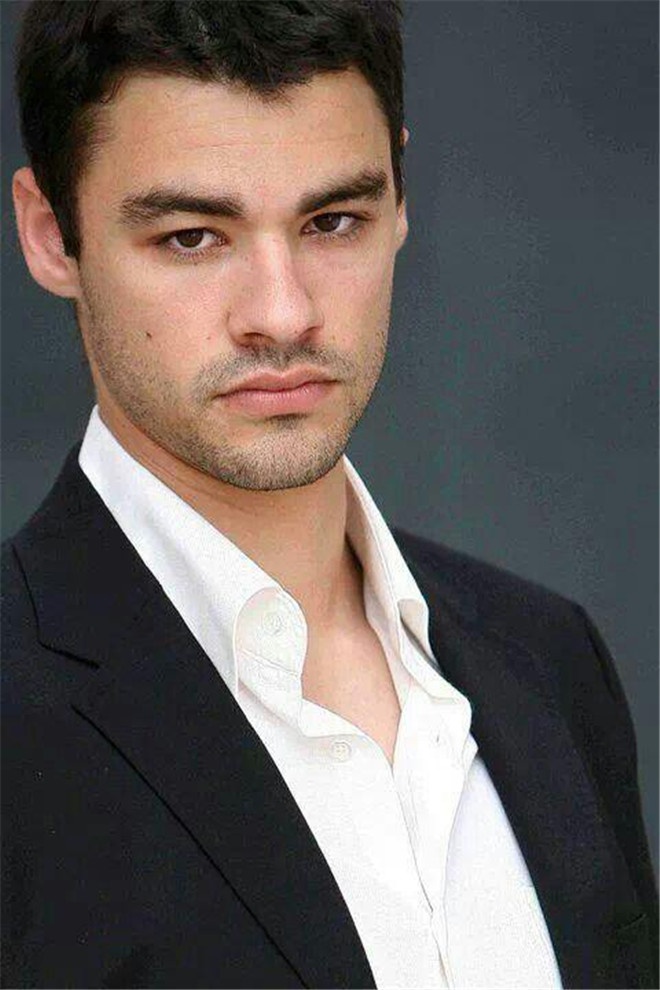 《深海越狱》双雄争霸海底 尚格云顿父子联手