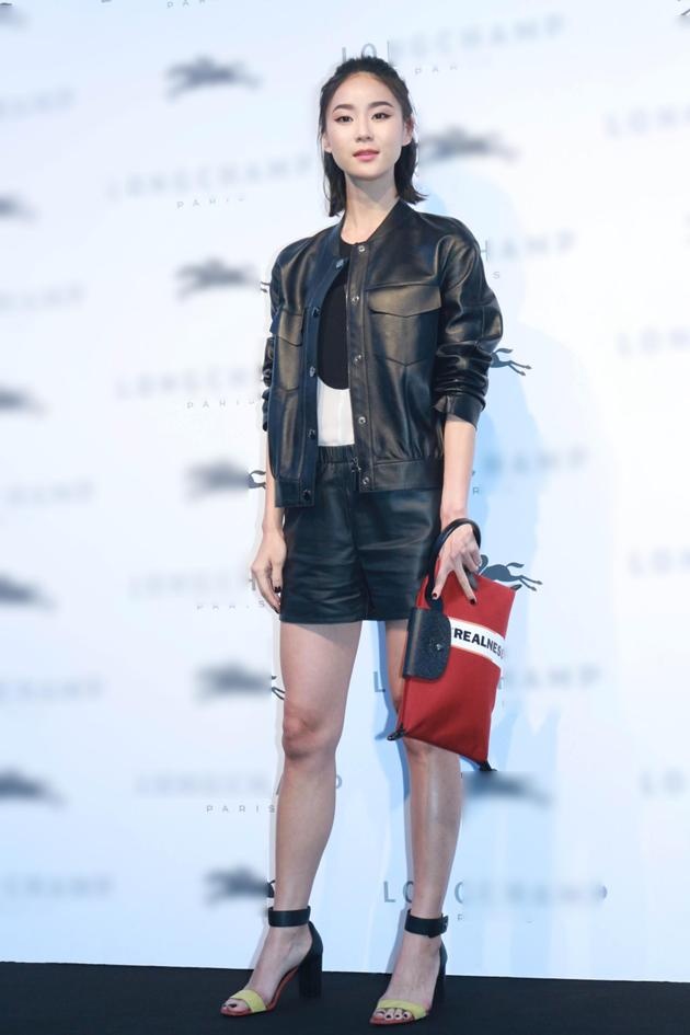 吴克群遭鬼鬼拎走 被问女友装傻:不回答