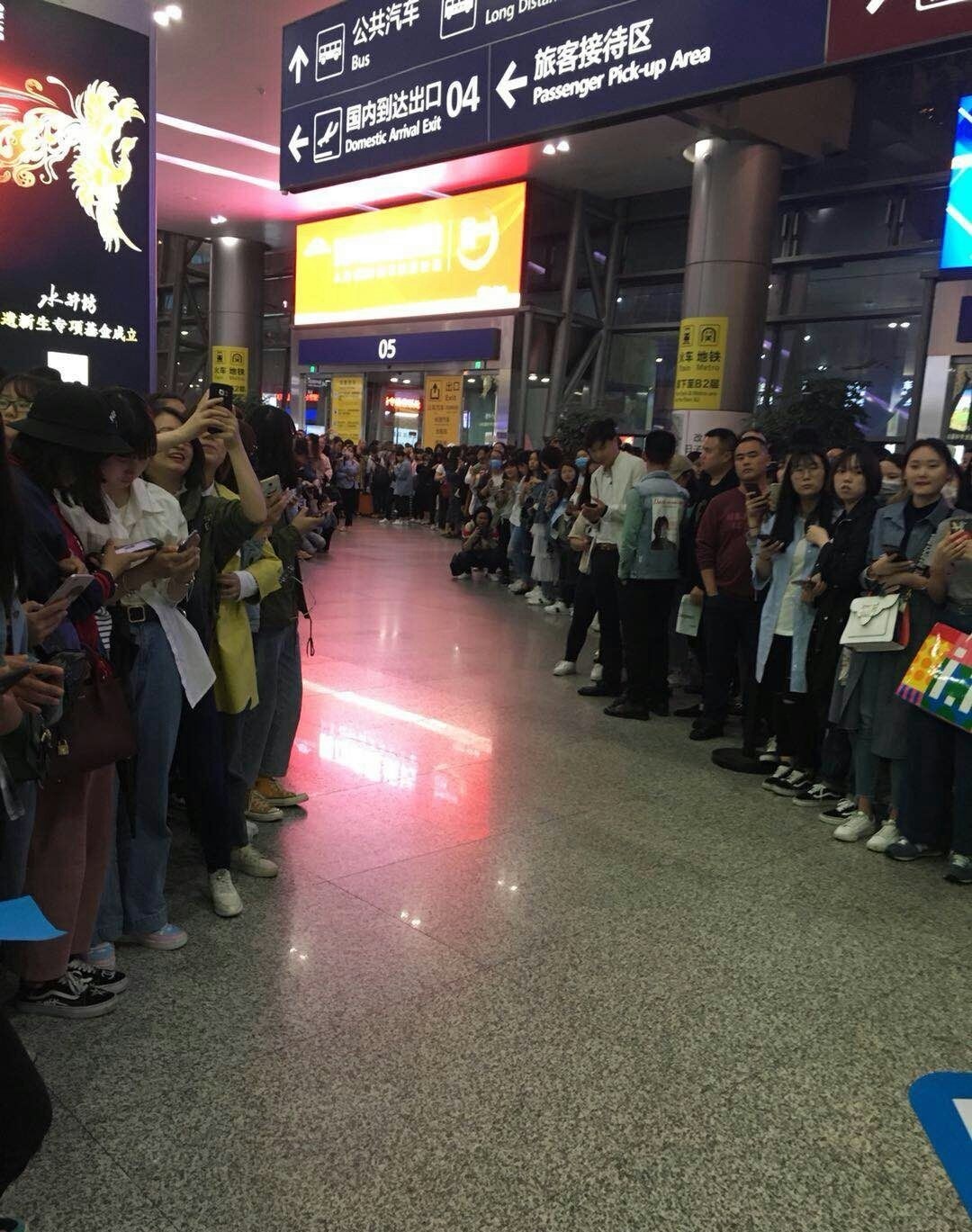 王俊凯赴成都越夜越美丽 路人莫名享受粉丝接机