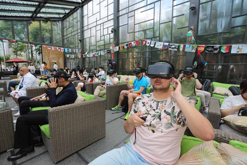 《驯兔记》VR体验会 原著作者郑渊洁远程连线互动