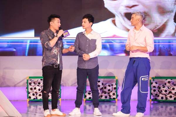 张晓谦《火星世界杯》撞脸厄齐尔 畅聊足球嗨