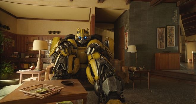 《大黄蜂》发布“极速狂飙”片段 大黄蜂飙车变形