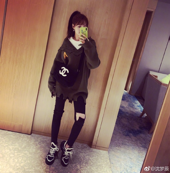 沈梦辰紧身裤绷烂暴露没穿秋裤,网友狂笑 赶快挂闲鱼图片 168796 690x702