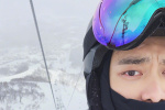 李易峰晒照分享度假清闲时光 自曝滑雪