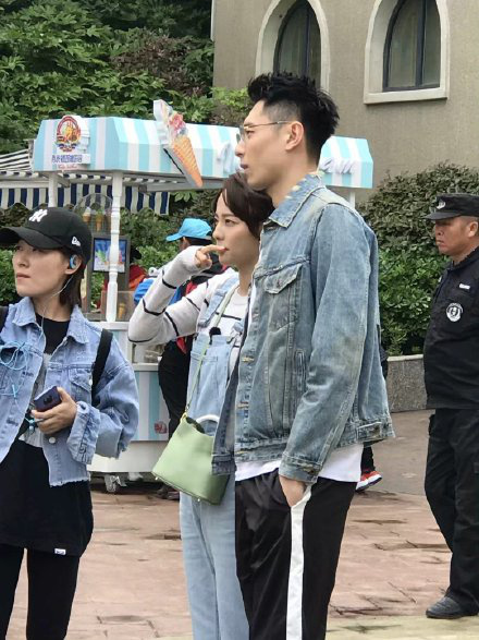 张嘉倪买超身穿牛仔装逛游乐场 十指紧扣秀恩爱