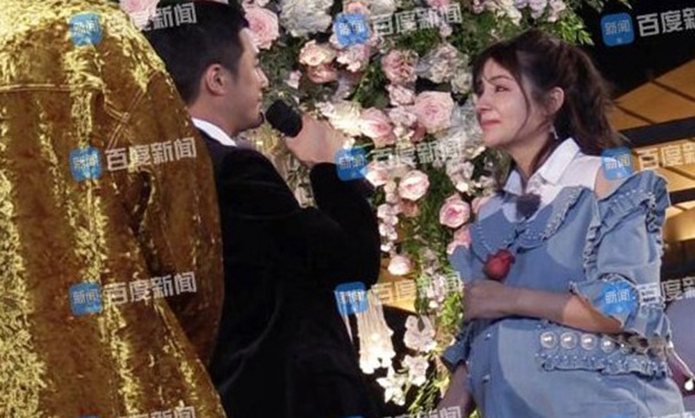 网曝姜潮求婚现场照 孕晚期麦迪娜挺孕肚泪洒现场