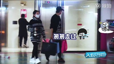 bob官网:张靓颖和新男友逛街,一个小动作让网友都大呼