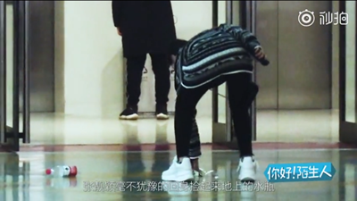 bob官网:张靓颖和新男友逛街,一个小动作让网友都大呼