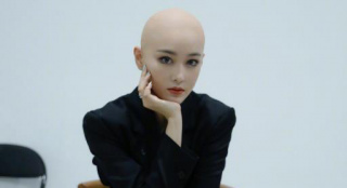太拼！张馨予挑战光头造型 网友：美女才撑得住