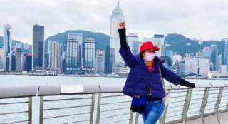 莫文蔚14天隔离结束 剪除手环在街道开心蹦跳