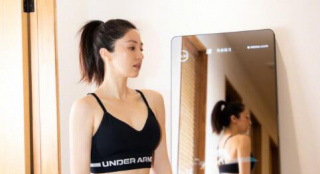 演员董璇发性感健身照 为新作《拆·案》做宣传