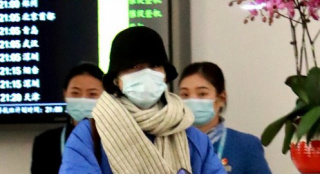 倪妮包裹严实亮相机场不见脸 赴杭州准备话剧演出