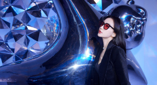 Angelababy否认是小三后首现身 穿亮闪西装亮相