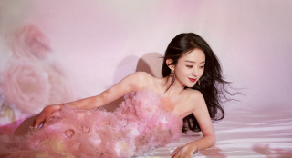 粉得冒爱心泡泡！赵丽颖穿抹胸纱裙 尽显纤细腰身