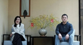 李亚鹏与小19岁女友拍情侣写真 休闲造型气氛甜蜜