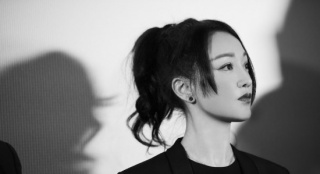 飒美！周迅红唇黑超造型亮相《第十一回》首映礼