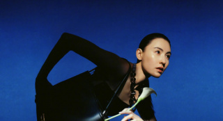 张柏芝化身超A“冷都女”登封 光影间目光坚定