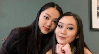 李连杰大女儿晒照庆生 俩姐妹五官神似妈妈利智