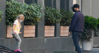 瑞安·雷诺兹带女儿出街购物 大手牵小手超有爱！