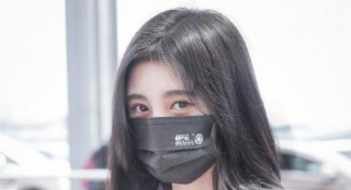 春日少女！鞠婧祎彩色花朵抹胸 肌肤白皙清新可人