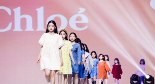 钟丽缇张伦硕两位女儿走秀 妆容精致气场全开