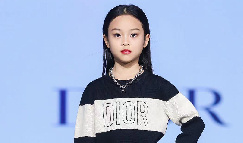 李小璐带8岁女儿甜馨T台走秀 落落大方超有范儿
