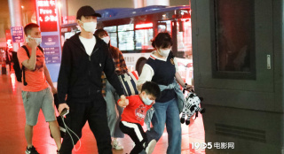 陈晓带4岁儿子小星星现身 被“逼”离婚后首露面