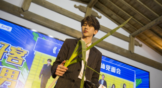 《跑男》发布会蔡徐坤吃章丘大葱 Baby豪饮大碗茶