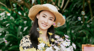 张柏芝分享出游照 戴草帽手捧雏菊笑容明艳动人