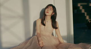 赵今麦工作花絮写真曝光 梦幻粉纱诠释灵动少女