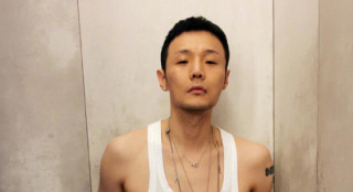 李荣浩寸头造型！穿白背心晒近照 精瘦身材引热议