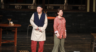 倪大红史可演绎京味话剧《银锭桥》 再现神演技