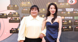 贾玲张小斐微博电影之夜“同框” 红毯上手挽手