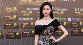 景甜姚晨微博电影之夜比美 “司藤”露肩长裙美艳