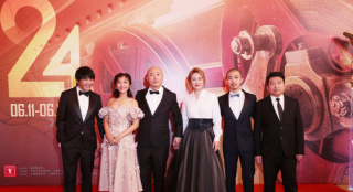 《东北虎》亮相上影节闭幕式 马丽造型优雅知性