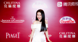 袁娅维亮相闭幕式红毯 电影歌曲串烧舞台备受期待