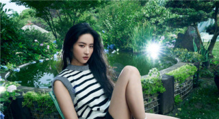刘亦菲夏日森林写真长腿抢镜 长发飘逸灵气十足