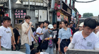 关晓彤林一《胡同》路透 人群中两人大长腿超吸睛