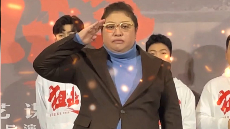 狙击手首映礼韩红向抗美援朝老兵敬礼
