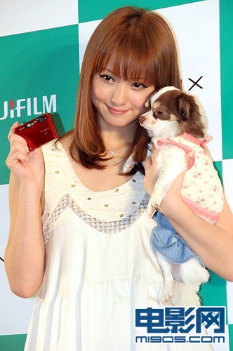 佐佐木希与可爱小狗争宠 代言广告耍劈腿功_